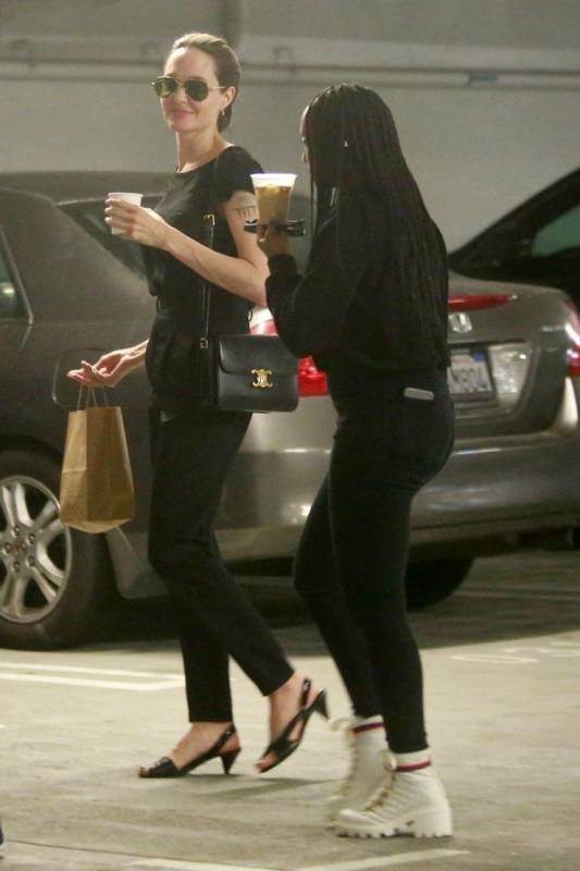 Анджелина Джоли в total black сходила со старшими дочерьми за покупками