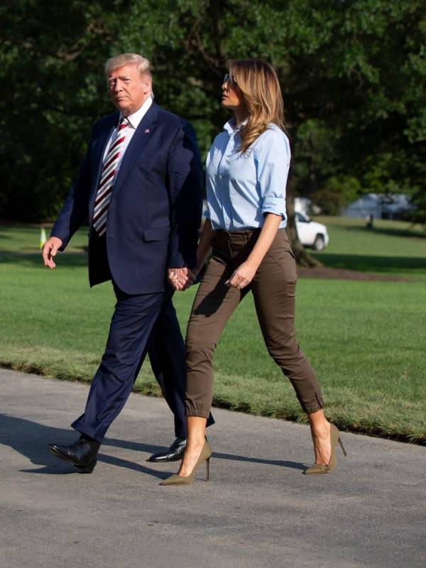 Мелания Трамп предложила сочетать голубую рубашку и брюки шоколадного оттенка