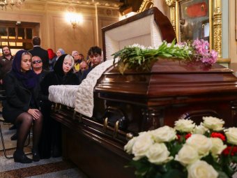 
            Вдова Вилли Токарева задыхалась у гроба мужа        