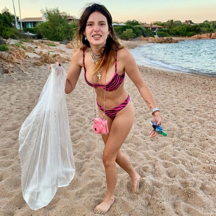Белла Торн в откровенном бикини очистила пляж