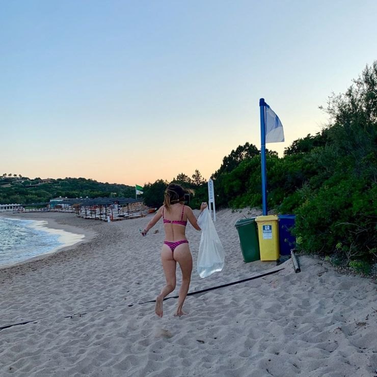 Белла Торн в откровенном бикини очистила пляж