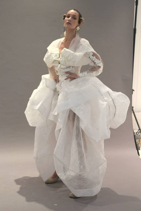 Белла Хадид в фантазийном свадебном платье вышла на подиум