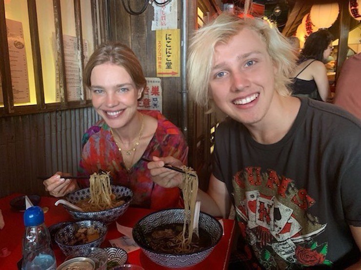 Наталья Водянова вместе с сыном побывала в ресторане японской кухни