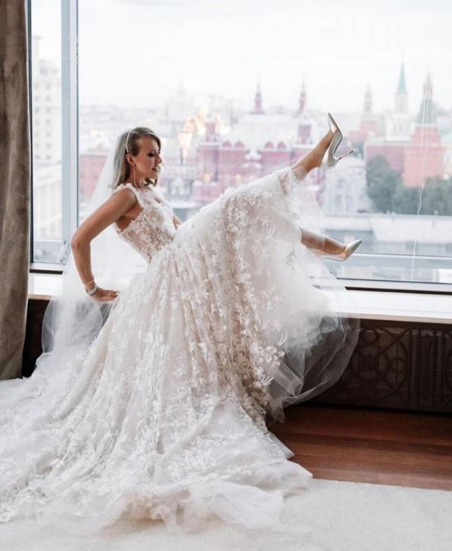 Ксении Собчак наступили на платье на второй свадьбе подряд