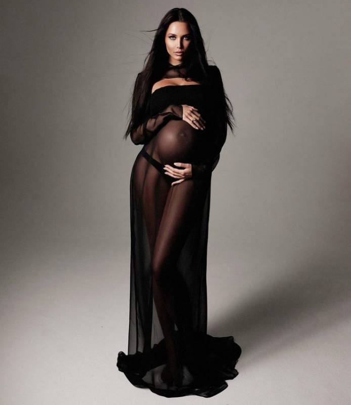Беременная Анастасия Решетова в прозрачном платье показала пикантные изгибы тела