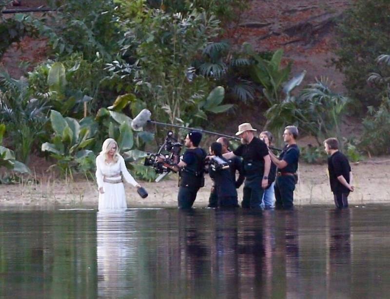 Анджелина Джоли в образе платиновой блондинки прошлась по воде