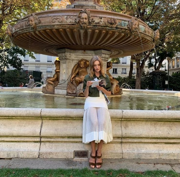 Наталья Водянова в прозрачной юбке позировала у фонтана