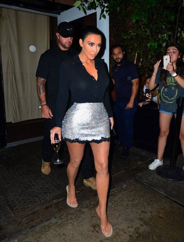 Ким Кардашьян в экстремально короткой юбке сходила на вечеринку