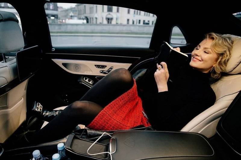 Рената Литвинова в мини-юбке устроила провокационную фотосессию в авто