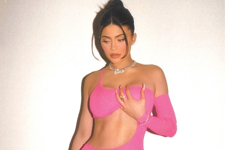 Кайли Дженнер приняла опасную позу в дерзком комбинезоне со смелыми разрезами