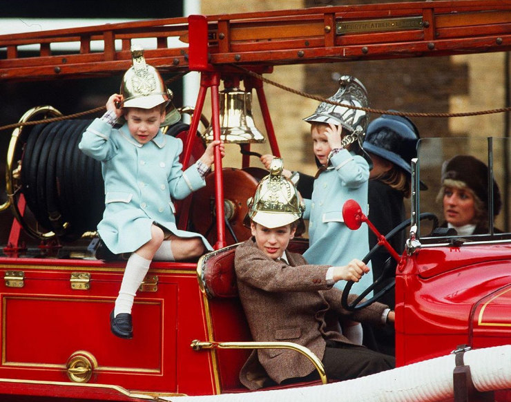 Принц Уильям показал свое детское фото с принцессой Дианой