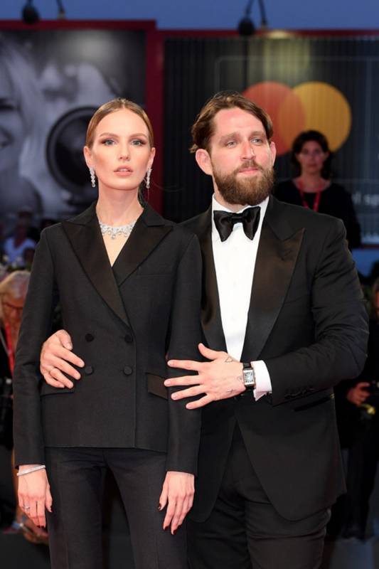 Маруся Фомина в черном смокинге появилась на кинофестивале с мужем