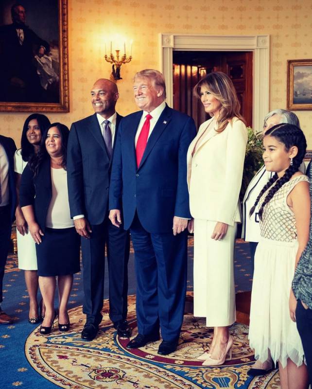 Мелания Трамп в белом брючном костюме чествовала бейсболиста в Белом доме