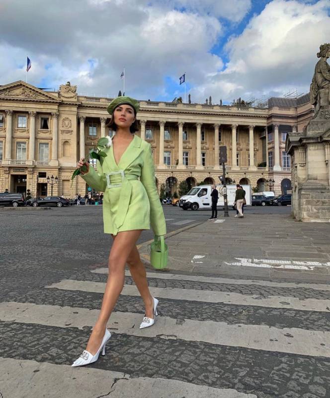 Высокая «уличная» мода: Оливия Калпо в кутюрном платье прогулялась по Парижу