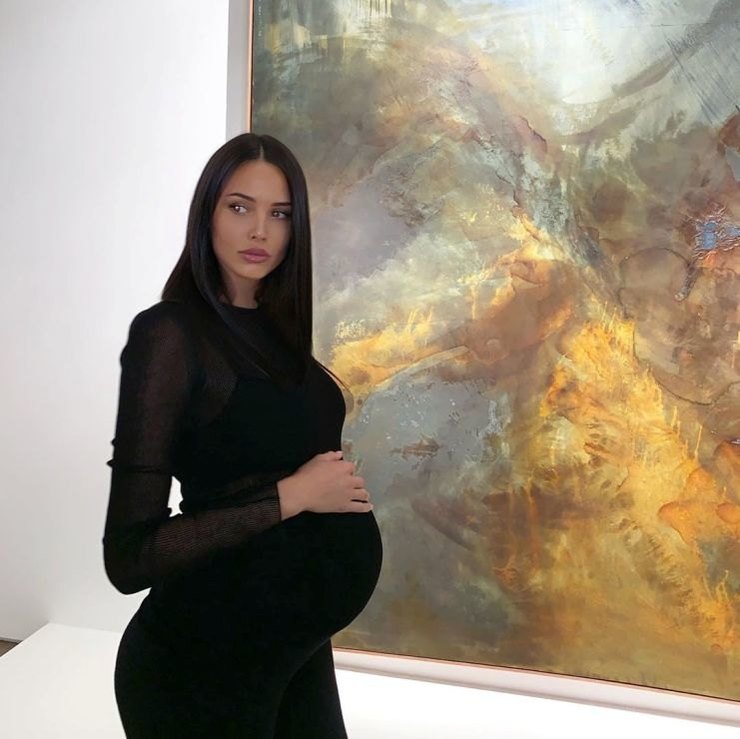 Анастасия Решетова в короткой куртке показала стильный look для беременных