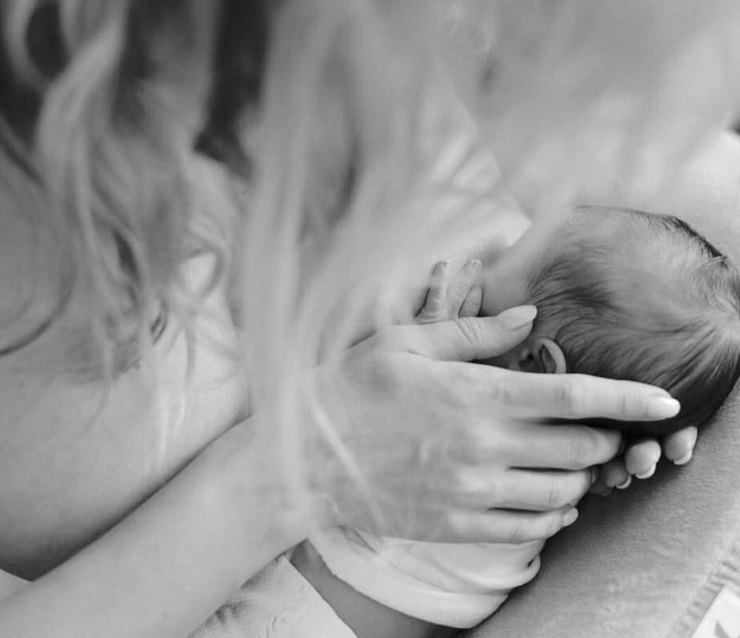 Светлана Лобода умилила поклонников интимным фото с новорожденной дочерью