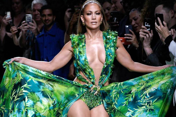 Дженнифер Лопес надела обновленное «тропическое» платье-легенду спустя 19 лет