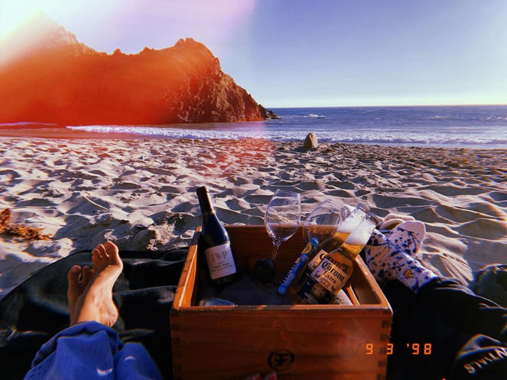 Хейли Бибер вместе с мужем провела романтический пикник на пляже