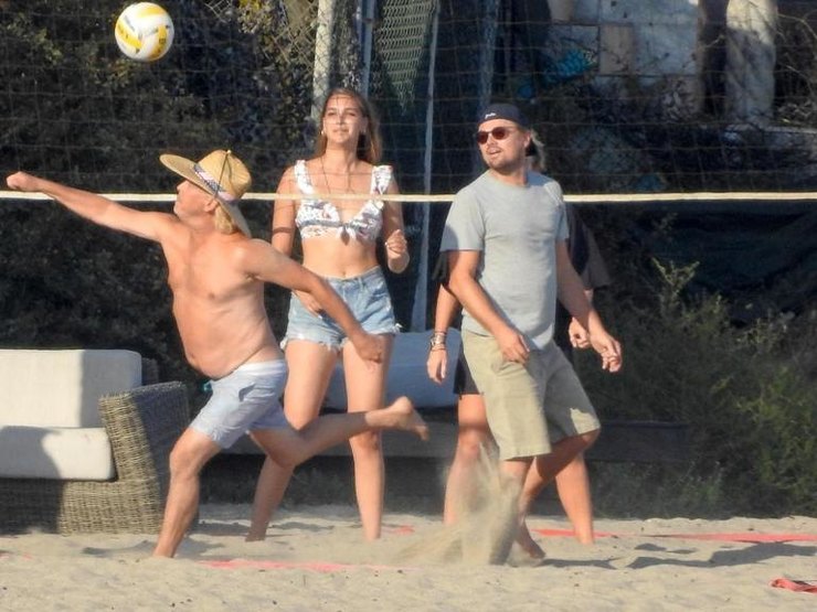 Леонардо ДиКаприо и Камила Морроне активно отдохнули на пляже в Малибу