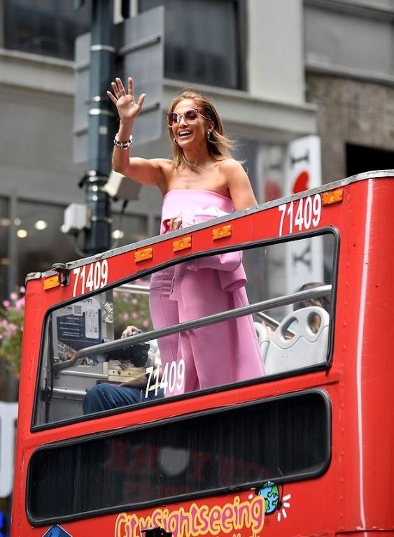 Дженнифер Лопес в элегантном розовом костюме прокатилась в двухэтажном автобусе