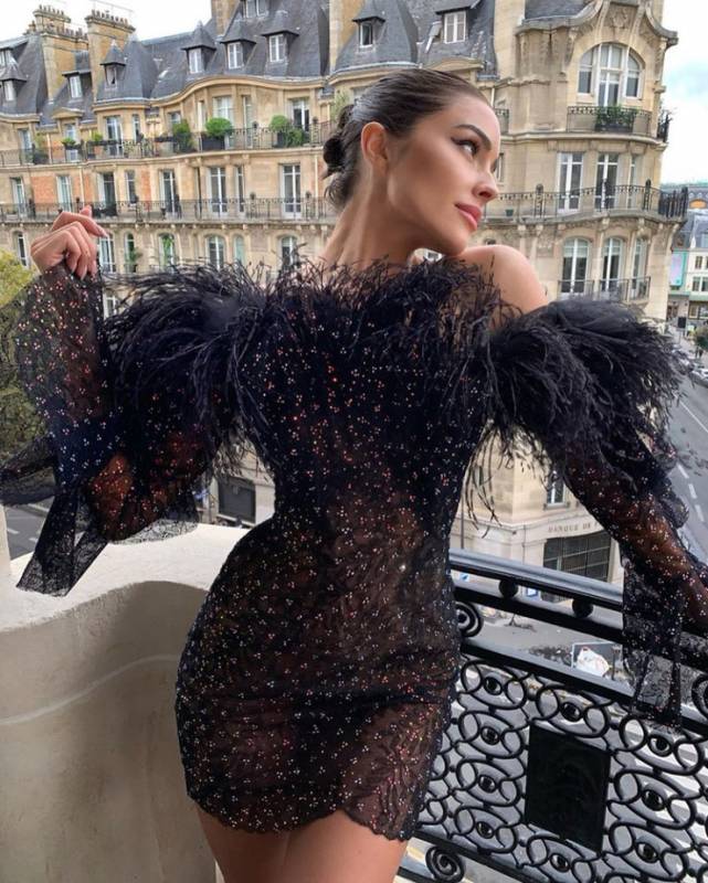 Высокая «уличная» мода: Оливия Калпо в кутюрном платье прогулялась по Парижу