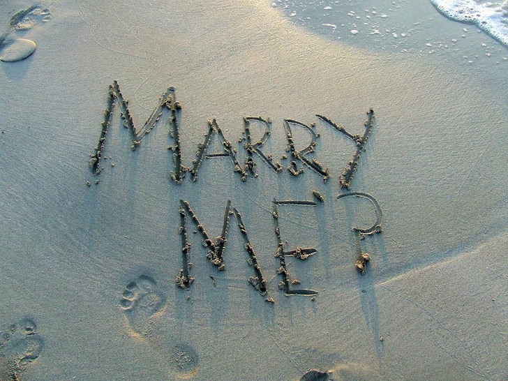«Хочу жениться» — на лбу, бегущей строкой