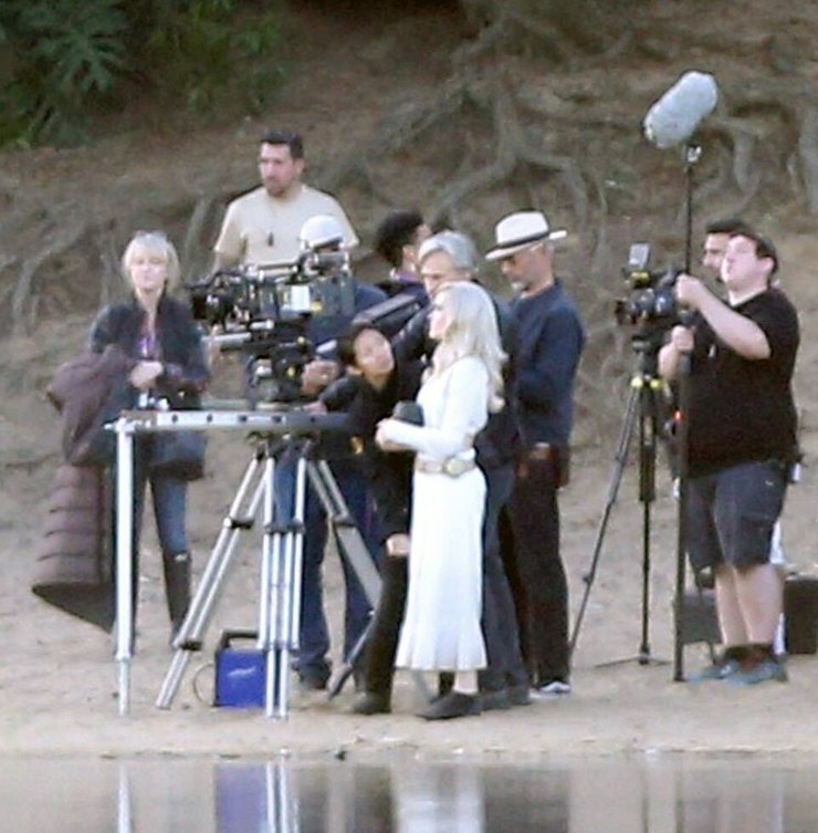 Анджелина Джоли в образе платиновой блондинки прошлась по воде