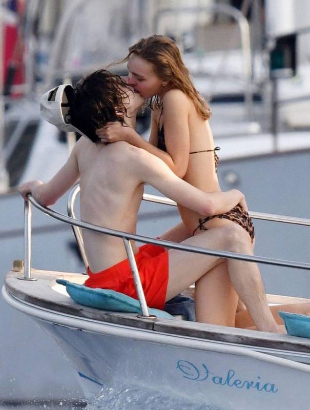 Дочь Джонни Деппа в леопардовом бикини страстно целовалась с бойфрендом на яхте