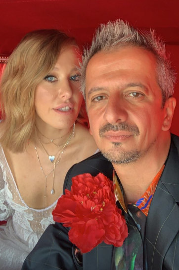 Катафалк и гвоздики: Ксения Собчак и Константин Богомолов поженились
