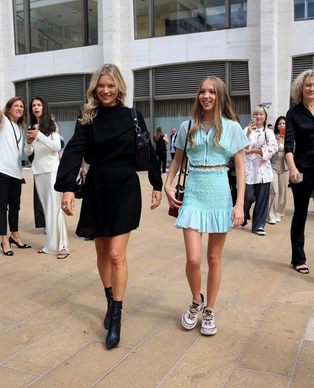 Кейт Мосс в мини-платье вышла в свет с 16-летней дочерью