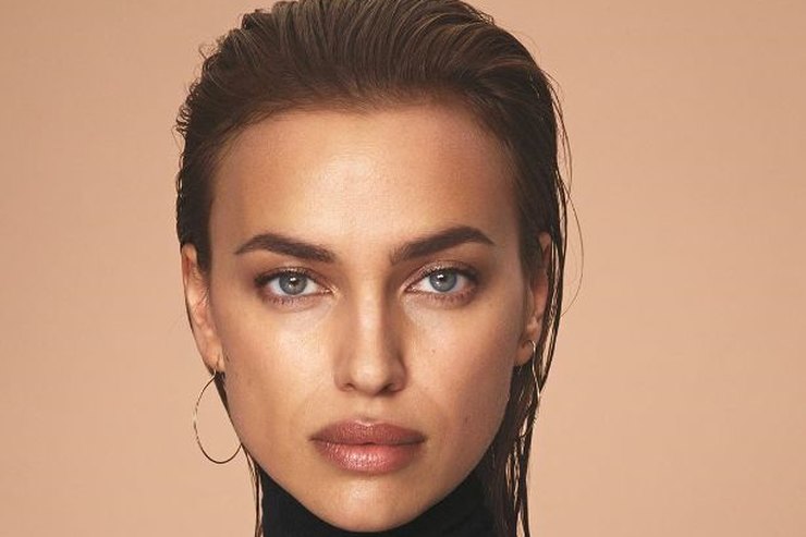 Ирина Шейк показала плоский живот на прогулке с дочерью