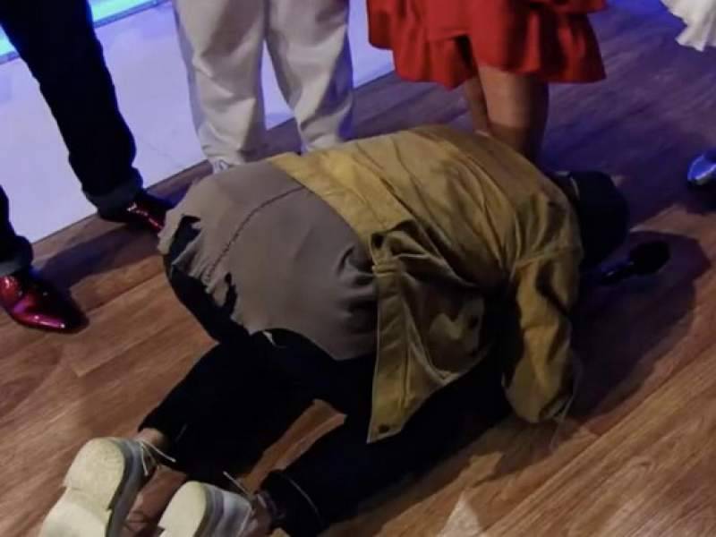 
            Дмитрий Нагиев упал на колени перед участницей шоу "Голос"        