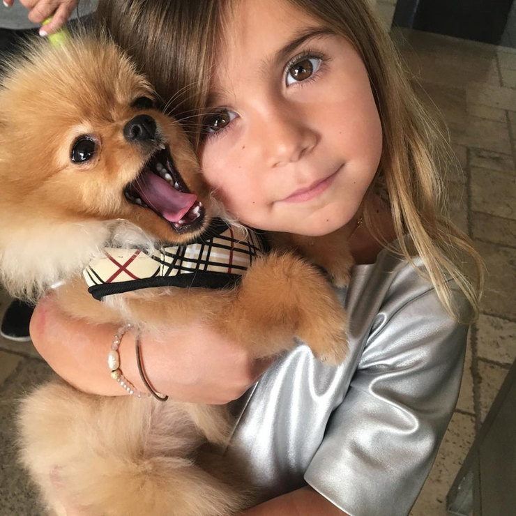 «Малышка»: Кортни Кардашьян показала трогательное фото дочери с собакой