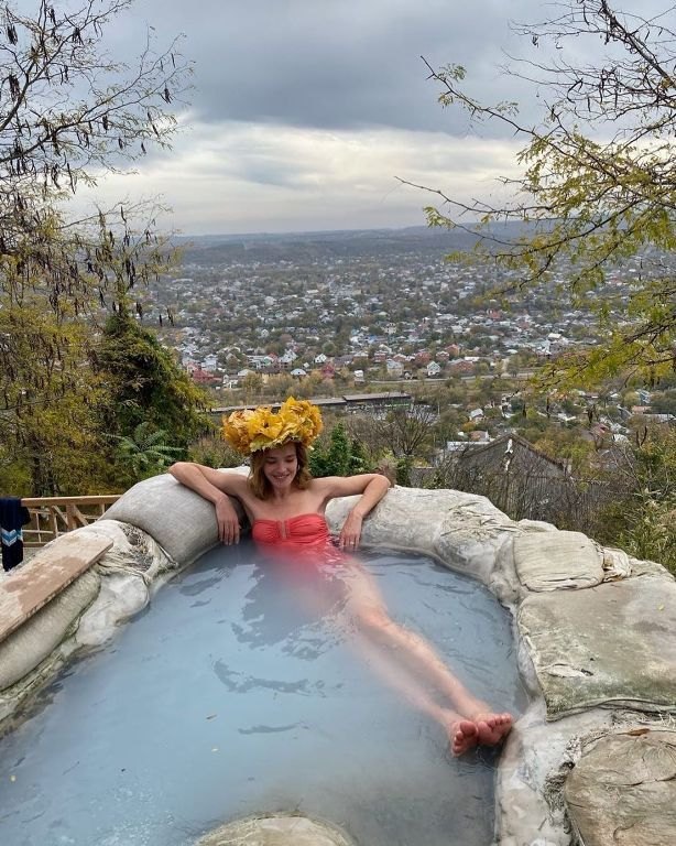 Наталья Водянова в розовом купальнике приняла ванну в горах Пятигорска