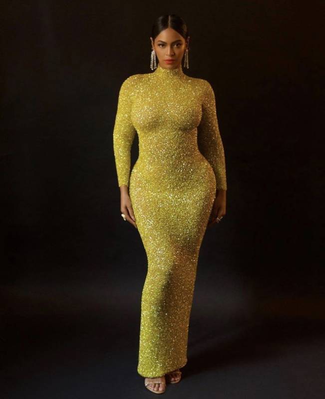 Бейонсе в облегающем «золотом» платье и серьгах с бриллиантами вышла в свет