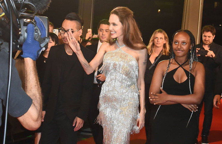 Анджелина Джоли в платье с обнаженными плечами восхитила японских фанатов