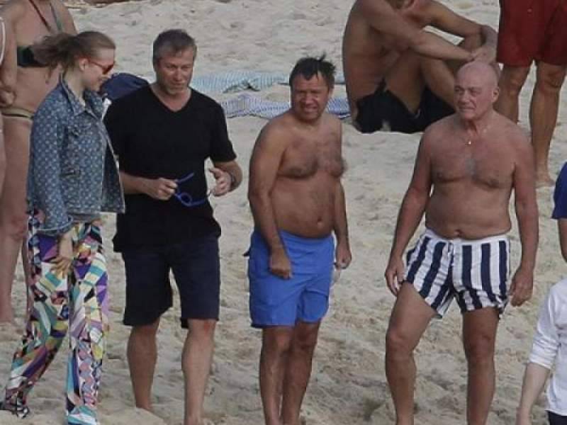 
            Мировые знаменитости на пляже        