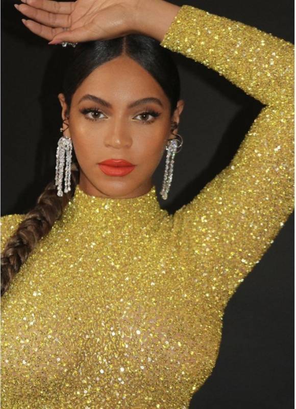 Бейонсе в облегающем «золотом» платье и серьгах с бриллиантами вышла в свет