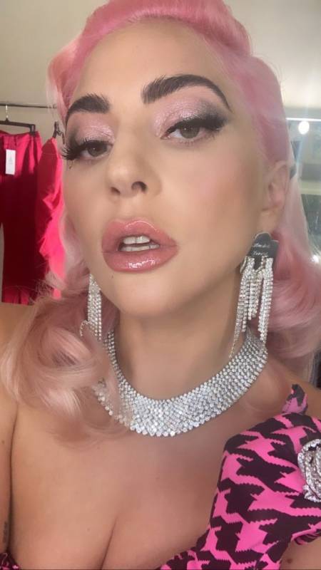 Леди Гага в розовом мини-платье похвасталась пышной грудью