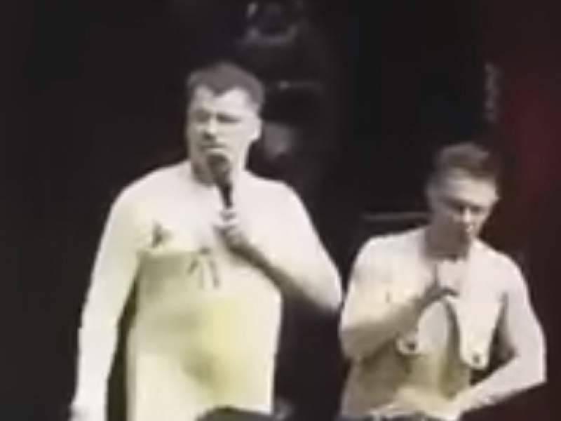 
            "За такой юмор только в ад":  Харламов и Батрутдинов в "голых" костюмах шокировали фанатов пошлостью на сцене        