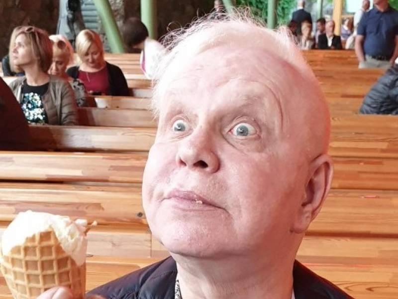 
            "Живет на пенсию": разбитого инсультом Моисеева бросили в его квартире        