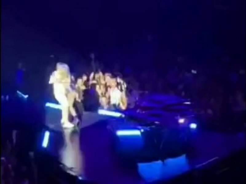 
        Леди Гага упала со сцены во время откровенного танца с поклонником    