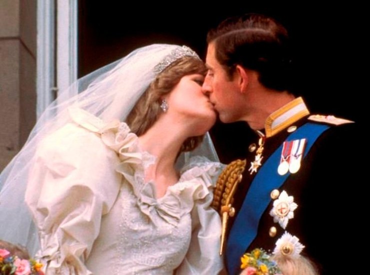Поцелуй принцессы Дианы и ее мужа признали самым запоминающимся в истории