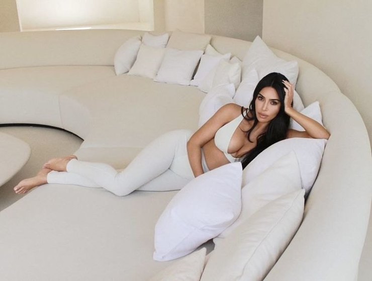 Ким Кардашьян в белоснежном белье позировала на диване