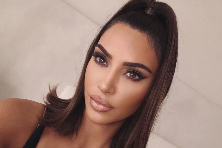 Непослушная жена: Ким Кардашьян снялась в спортивном образе с откровенным бра