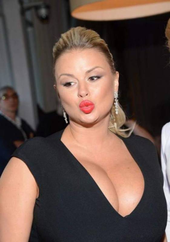 
            Самые роскошные декольте западных и российских звезд        