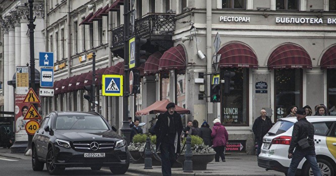 
            Припарковавшийся на "встречке" Боярский взбесился из-за журналистов        