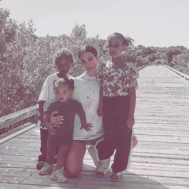 «Команда»: Ким Кардашьян поделилась нежным снимком с тремя детьми