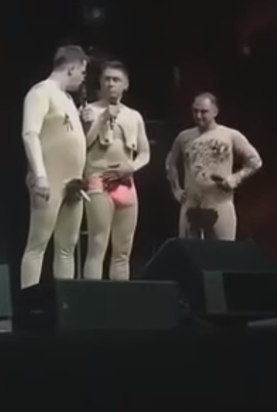 
            "За такой юмор только в ад":  Харламов и Батрутдинов в "голых" костюмах шокировали фанатов пошлостью на сцене        