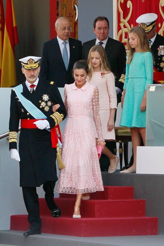 Королева Летиция в «кукольном» платье отметила национальный день Испании